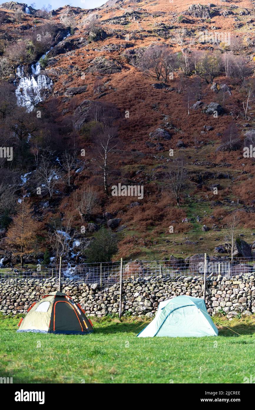 Campeggio in un campo di agricoltori a Seatoller nel Lake District inglese, Cumbria, Regno Unito Foto Stock