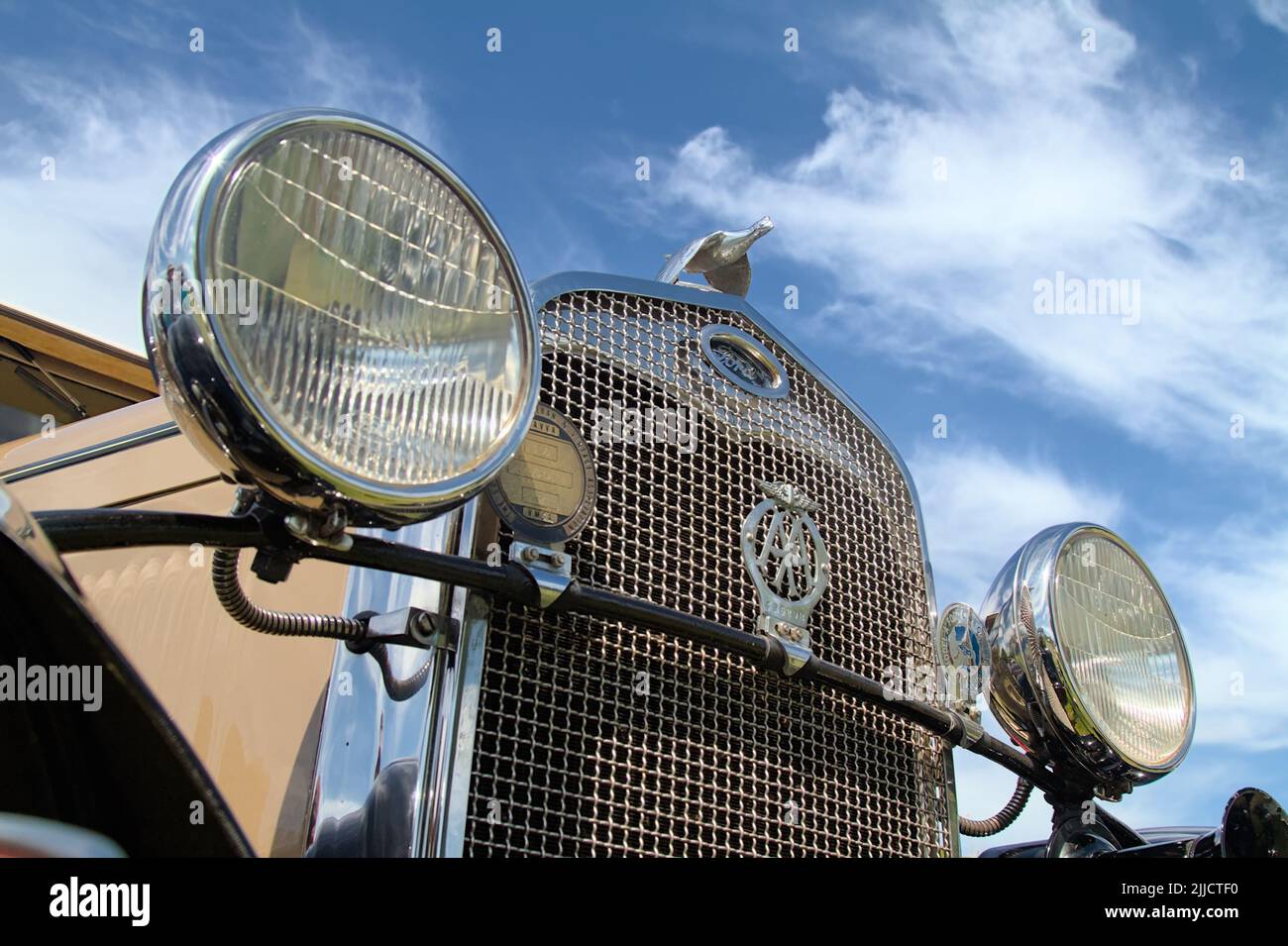 Fari e radiatore anteriore griglia di un modello A Ford 1930 che mostra la Quail Car Mascot, Christchurch UK Foto Stock