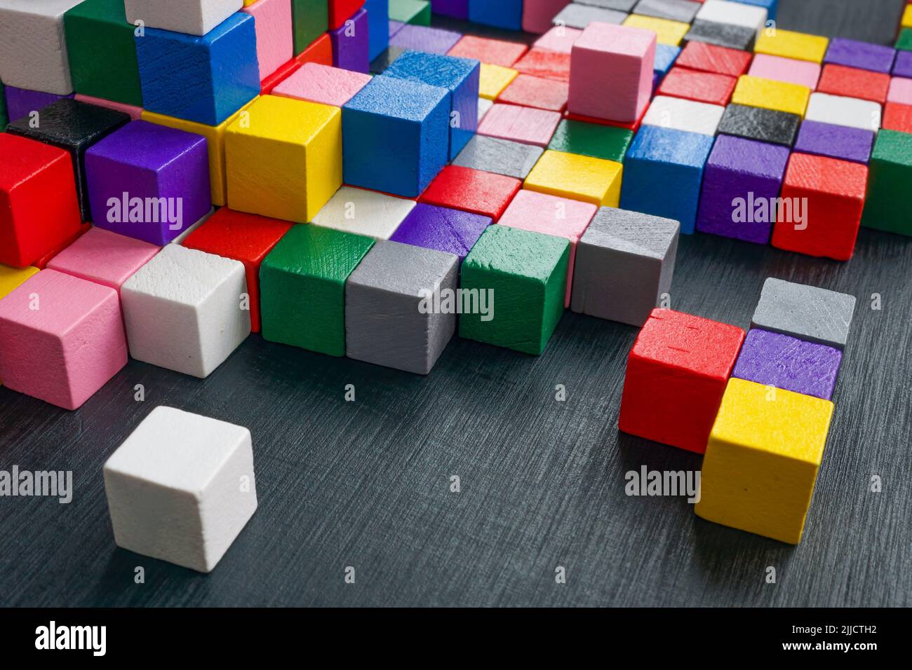 Diversità e varietà concetto. Un sacco di piccoli cubi colorati. Foto Stock