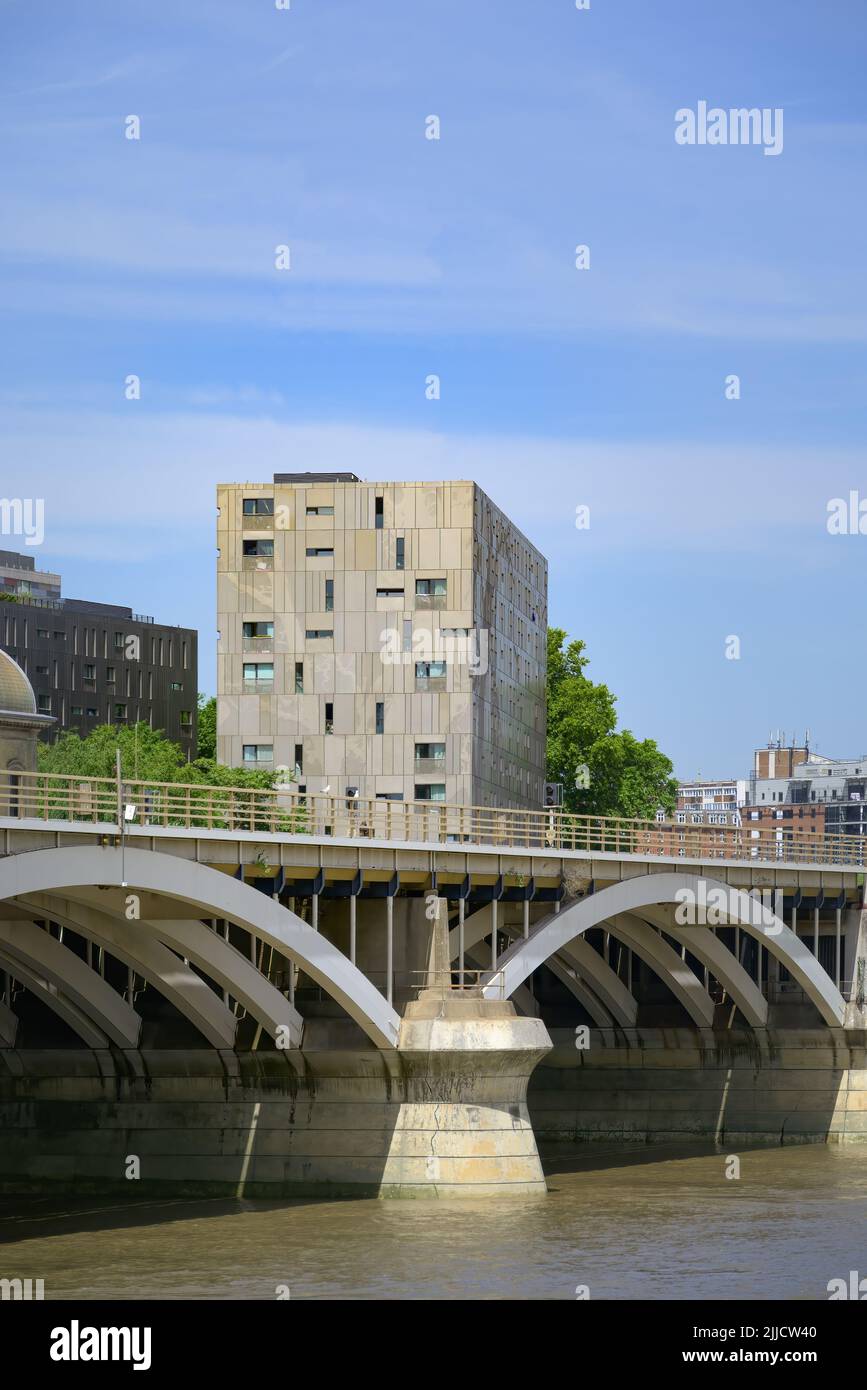 Londra, Inghilterra, Regno Unito - Grosvenor Waterside Apartment Buildings by Make Architects Across River Thames Foto Stock