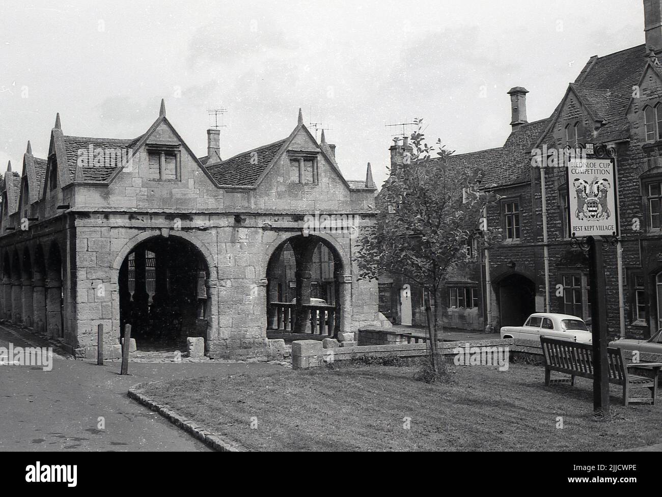 1970s, vista storica del vecchio mercato Hall nel villaggio Cotswold di Chipping Campden, con il cartello sul posto che dice 'Bledisloe Cup Compeition, Best Ked Village, Gloucestershire, Inghilterra, Regno Unito. La competizione 'Best Keed Village' fu iniziata nel 1937 ed era conosciuta come la 'Bledisloe Cup' dopo Sir Charles Bathurst, Visconte (Lord) Bledisloe di Lydney. Il concorso è stato organizzato dal Consiglio per la conservazione dell'Inghilterra rurale. Il vecchio mercato costruito in pietra fu eretto nel 1627 da Sir Baptist Hicks come luogo per la gente del posto per la commercializzazione di cibo fresco e carni. Foto Stock