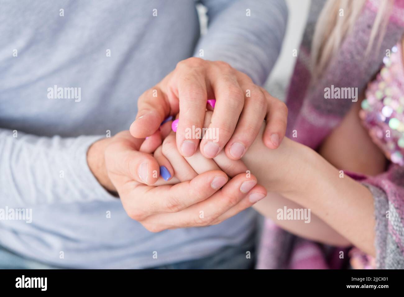 coppia amore rapporto sostegno legame tenere mani Foto Stock
