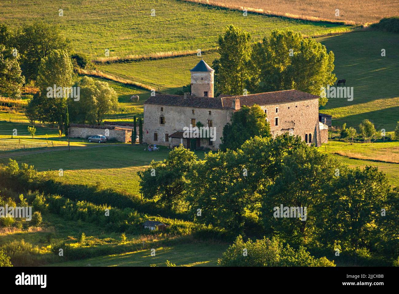 Estate al fresco ambiente a Malbosc, una fattoria medievale fortificata a Cordes sur Ciel nel sud della Francia. Foto Stock