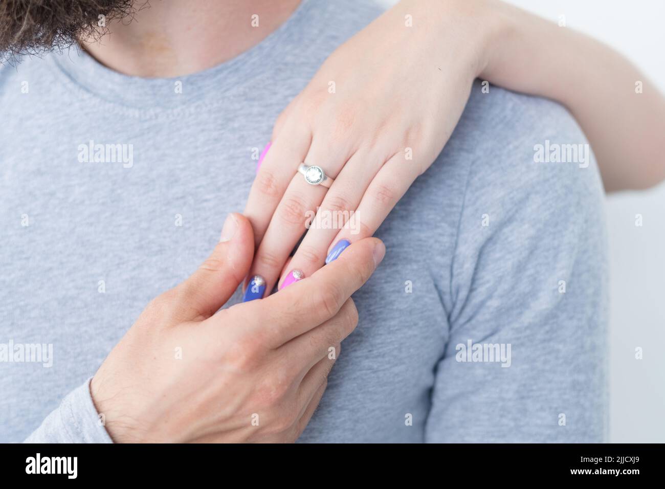 coppia amore rapporto sostegno legame abbraccio mani Foto Stock