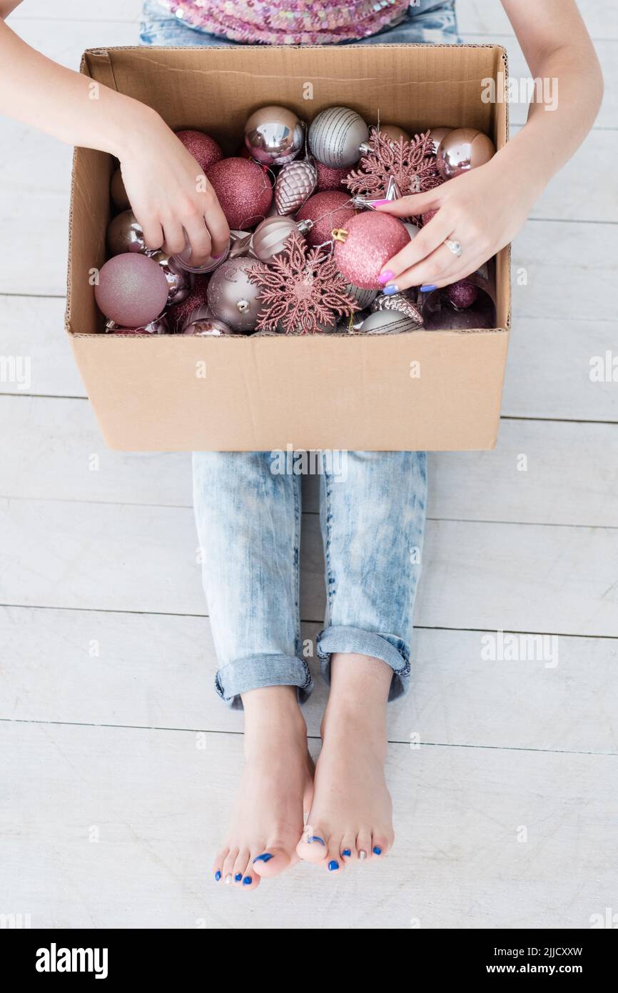 natale tradizione home decor scegliere palle giocattoli Foto Stock