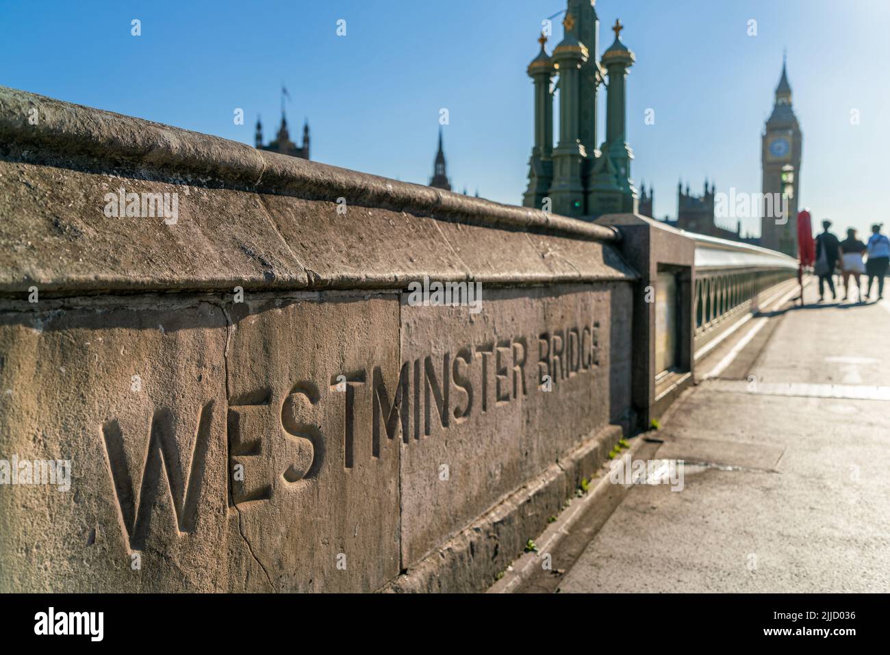Persone anonime turisti che camminano attraverso Westminster Bridge verso il Parlamento e il Big ben a Londra, Inghilterra Foto Stock