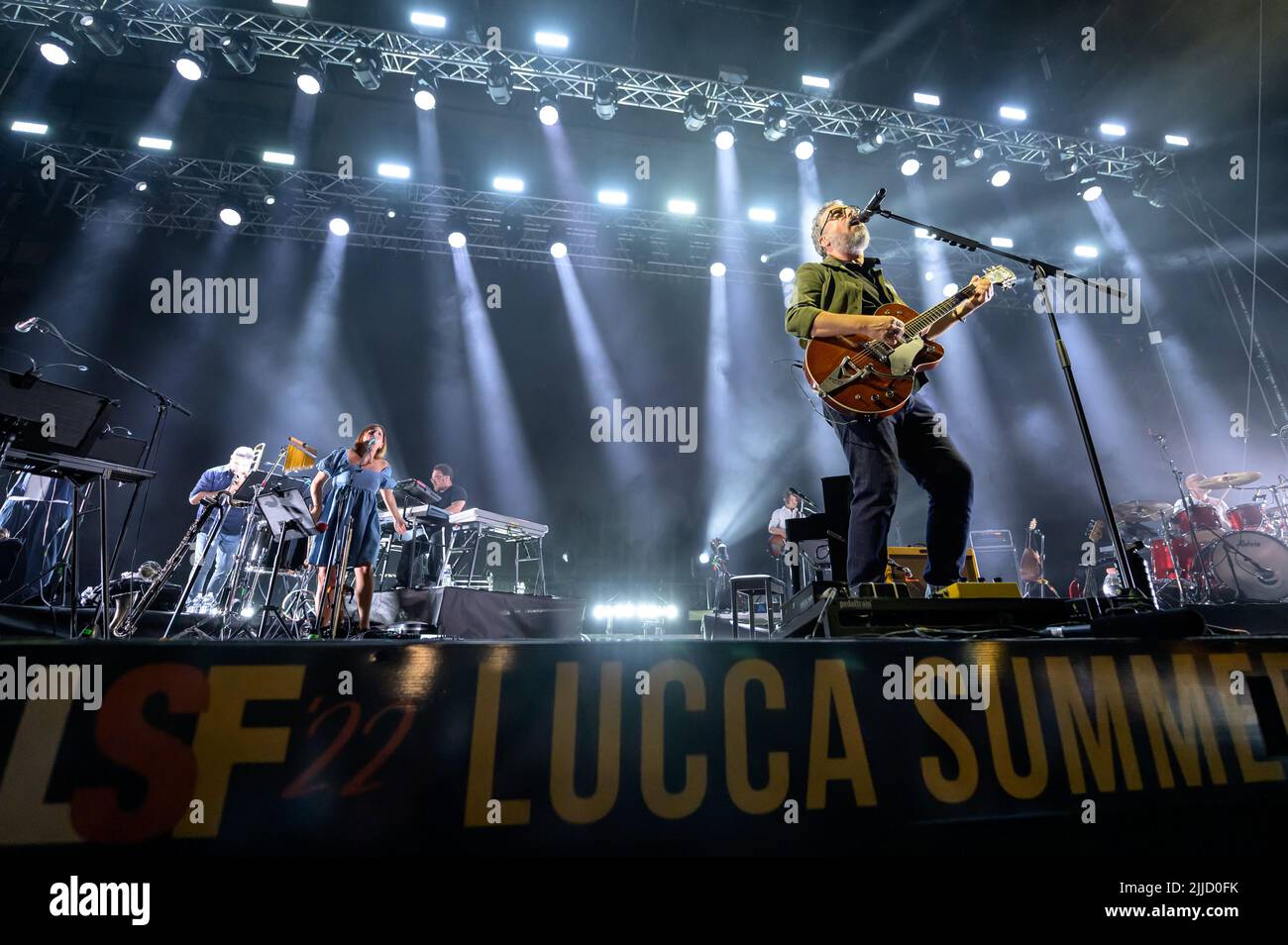 Lucca, Italia. 24th luglio 2022. Brunori SAS si esibisce a Lucca in Italia in Piazza Napoleone durante il Festival estivo di Lucca, data recuperata dal tour sospeso durante la pandemia del 24 luglio 2022. (Foto di Stefano dalle Luche/Pacific Press/Sipa USA) Credit: Sipa USA/Alamy Live News Foto Stock