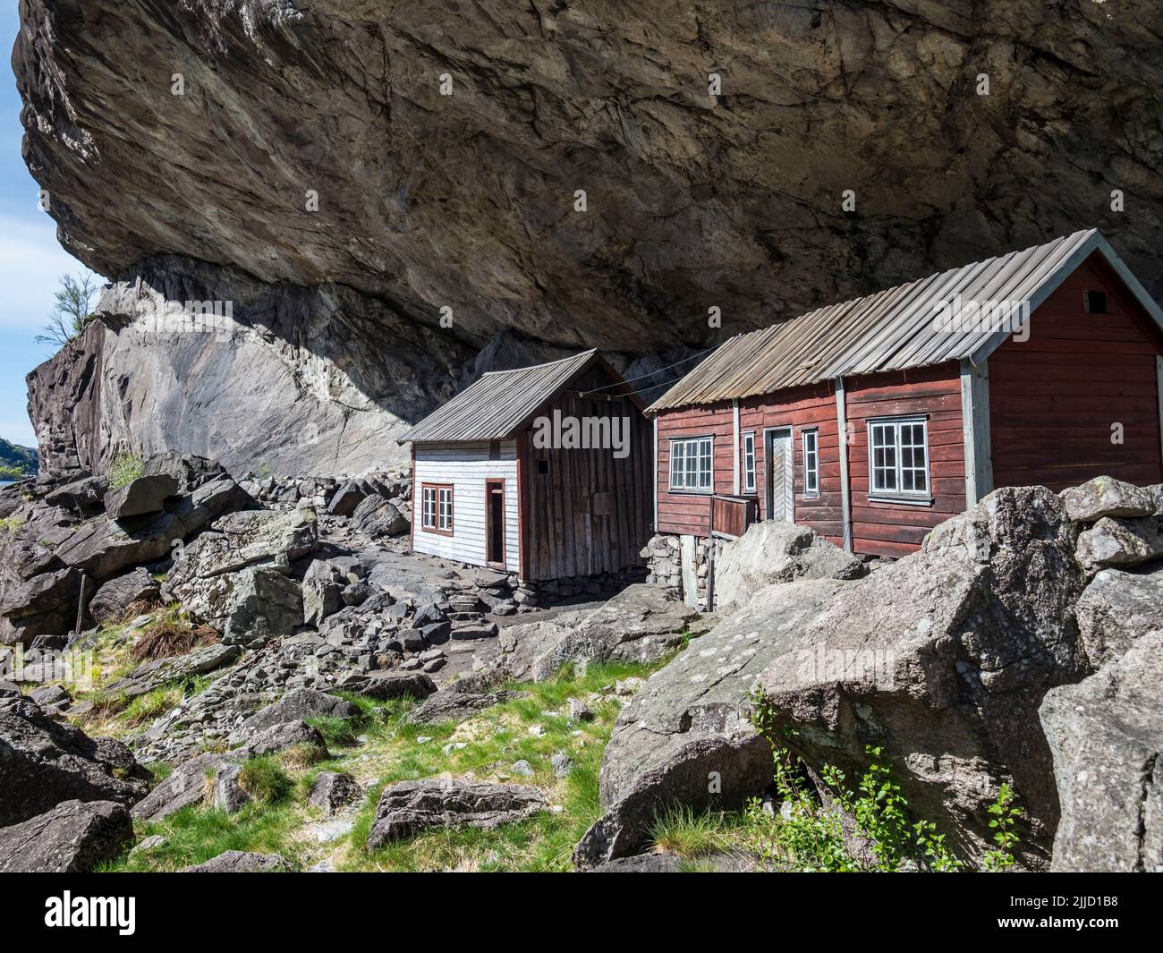 Helleren al Jossingfjord, case sotto una scogliera ripida, Norvegia Foto Stock