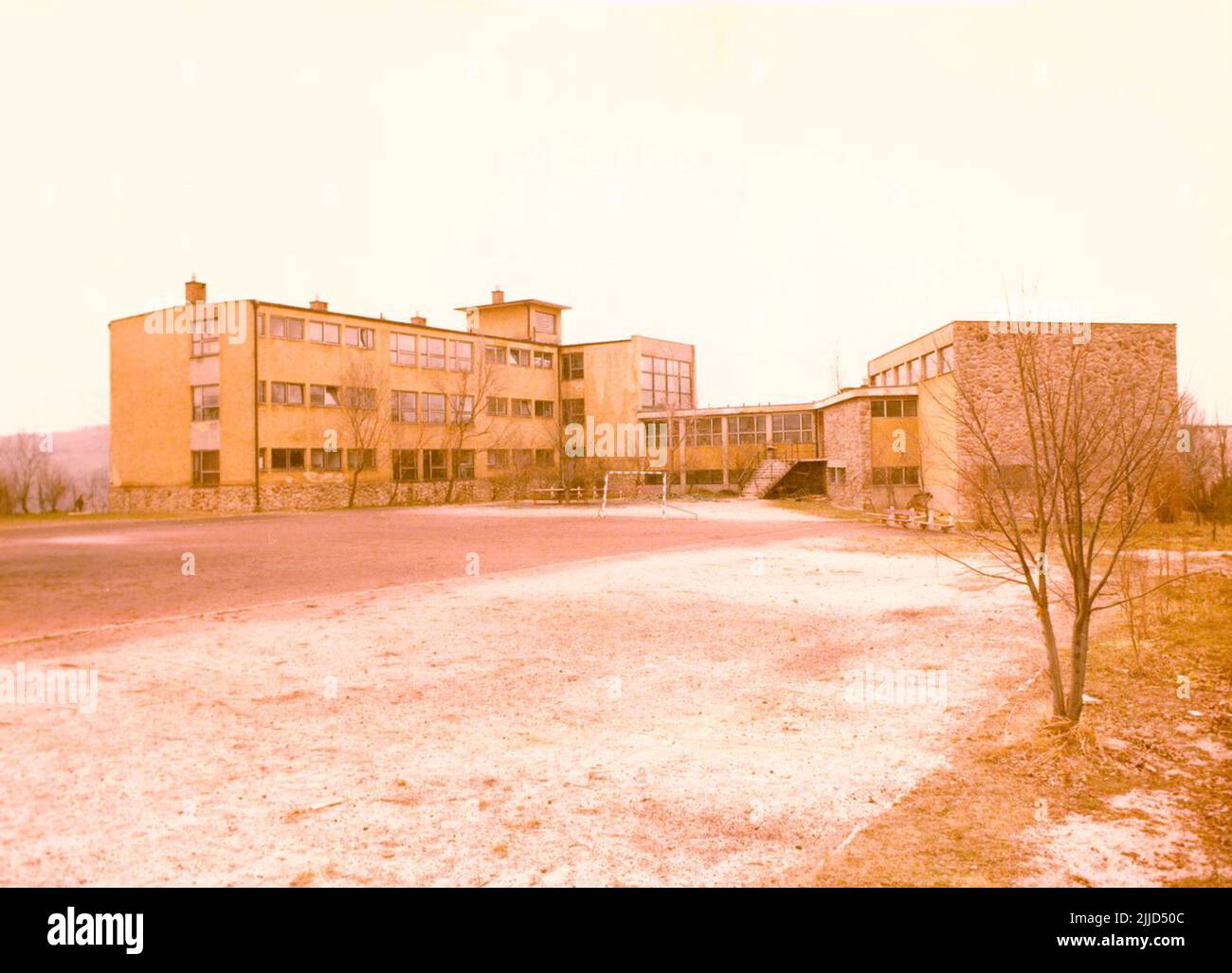 Scuola di grammatica Komló Kun Béla. Foto della Scuola secondaria di grammatica di Komló. (9 foto) Collezione Kistelegdi István Kistelegdi, architetto e professore emerito della Facoltà di Ingegneria e tecnologia dell'informazione dell'Università di Pécs, ha donato la sua collezione fotografica, Che è stato fatto durante le sue attività accademiche, alla Biblioteca Csorba Gyz Könyvtár la Collezione di Storia locale della Biblioteca Csorba Gyz Könyvtár. Kistelegdi ha preparato le 3037 foto digitalizzate tra il 1972 e il 1988 come progettista architettonico di BARANYATERV e successivamente di PÉCSITERV. La collezione in parte c Foto Stock