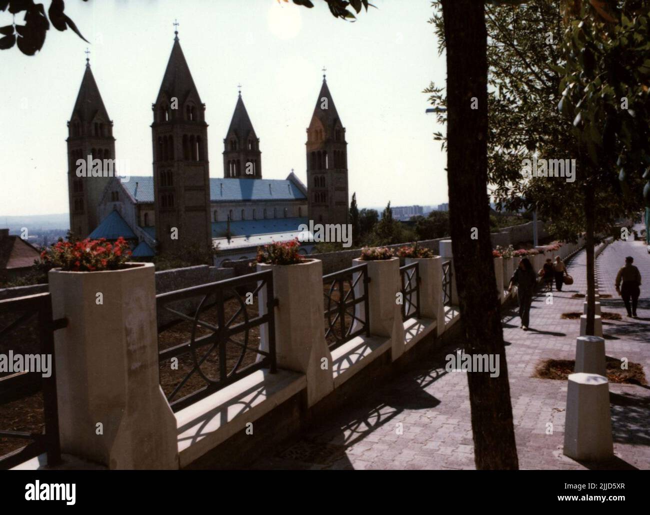 Cattedrale. Foto esterna della cattedrale di Pécs, dal 1986. Collezione Kistelegdi István Kistelegdi, il vincitore del premio Ybl architetto e professore emerito della Facoltà di Ingegneria e tecnologia dell'informazione dell'Università di Pécs, ha donato la sua collezione fotografica, realizzata durante le sue attività accademiche, alla Biblioteca Csorba Gyz Könyvtár la Collezione di Storia locale della Biblioteca Csorba Gyz Könyvtár. Kistelegdi ha preparato le 3037 foto digitalizzate tra il 1972 e il 1988 come progettista architettonico di BARANYATERV e successivamente di PÉCSITERV. La collezione copre in parte la costruzione statale Foto Stock