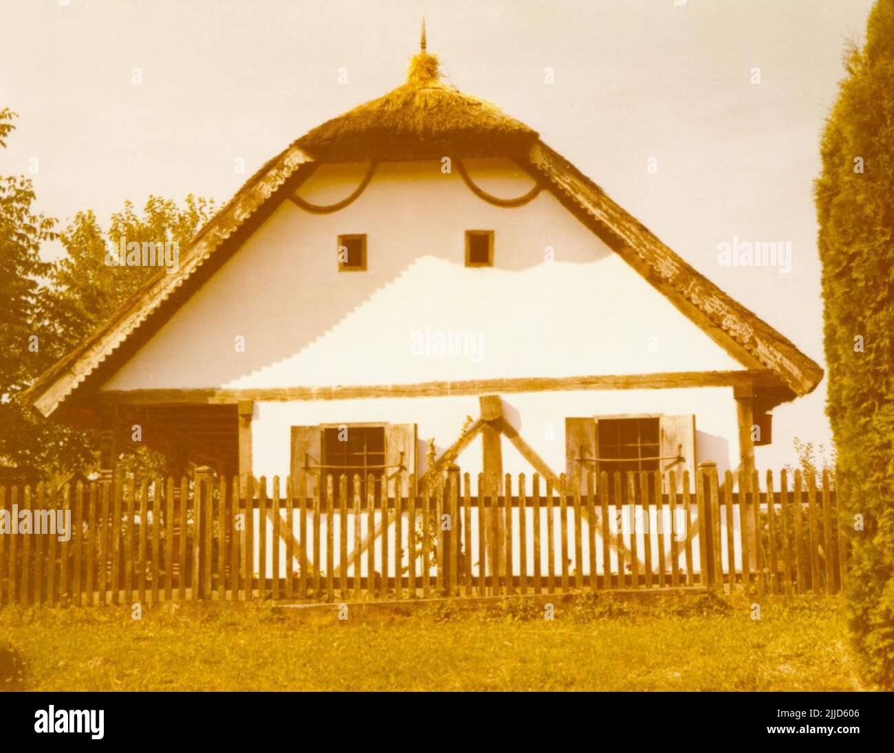 Suole Ormánság. La cosiddetta “casa dei piedi” è l’unica casa popolare di Sellye. Si trova nel cortile del Museo Kiss Géza. (8 foto) Collezione Kistelegdi István Kistelegdi, architetto e professore emerito della Facoltà di Ingegneria e tecnologia dell'informazione dell'Università di Pécs, ha donato la sua collezione fotografica, Che è stato fatto durante le sue attività accademiche, alla Biblioteca Csorba Gyz Könyvtár la Collezione di Storia locale della Biblioteca Csorba Gyz Könyvtár.Kistelegdi ha preparato le 3037 foto digitalizzate tra il 1972 e il 1988 come progettista architettonico DI BARANY Foto Stock