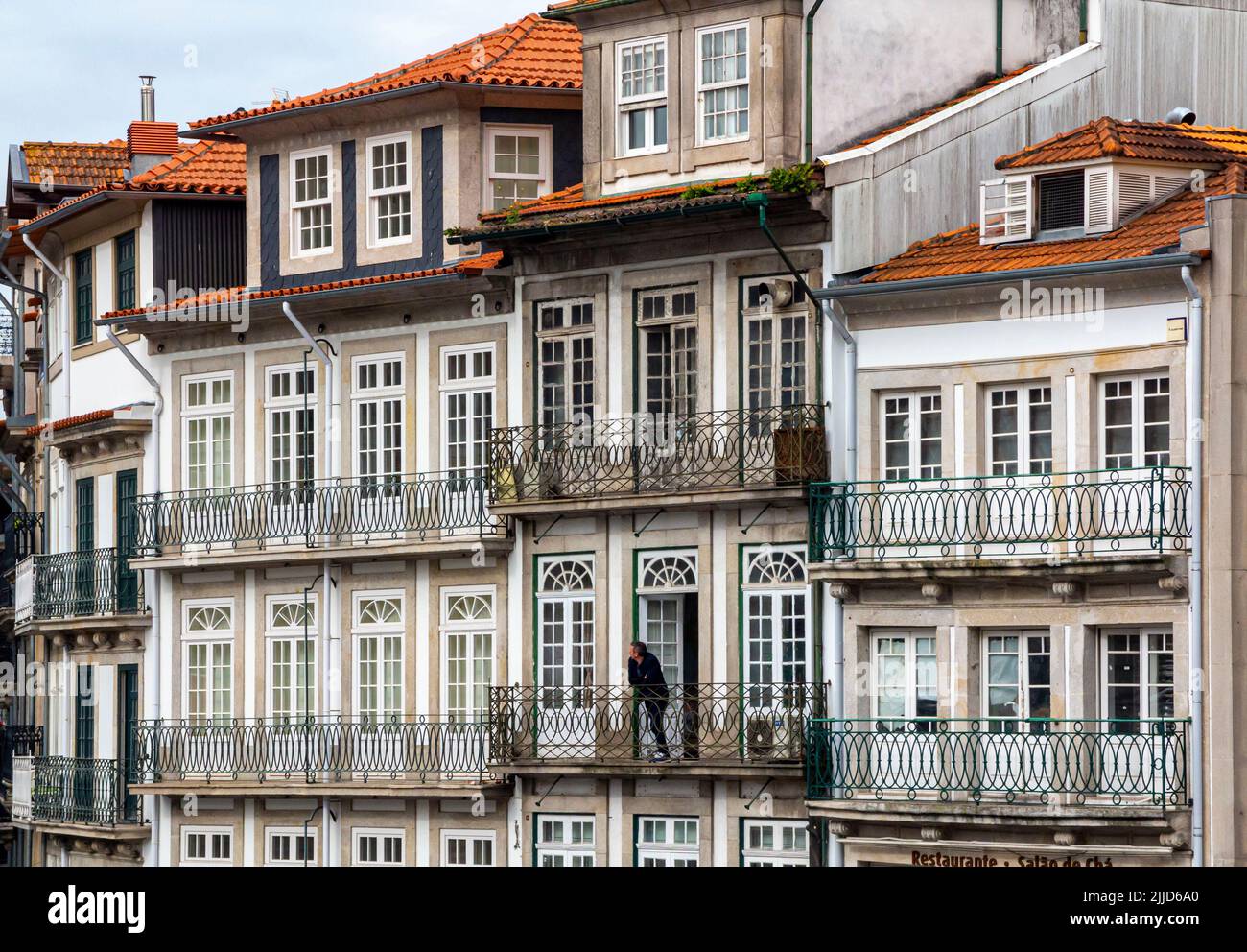 Edifici tipici vicino alla stazione ferroviaria di Estacao de Sao Bento nel centro di Porto, una delle principali città del Portiugal settentrionale. Foto Stock