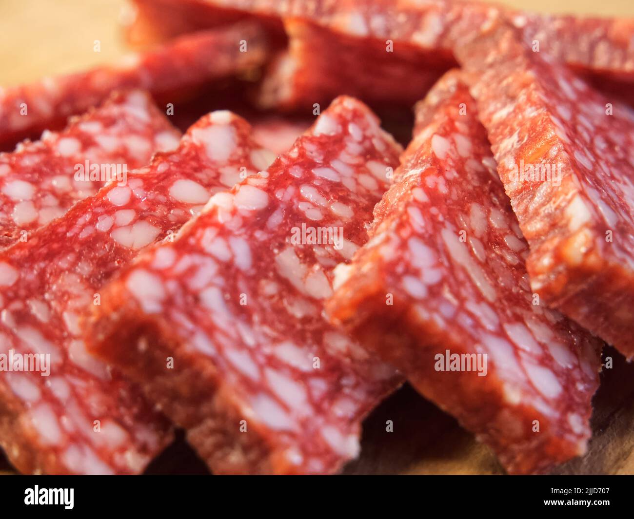 Vista macro su un pezzo di salsiccia di salame Foto Stock