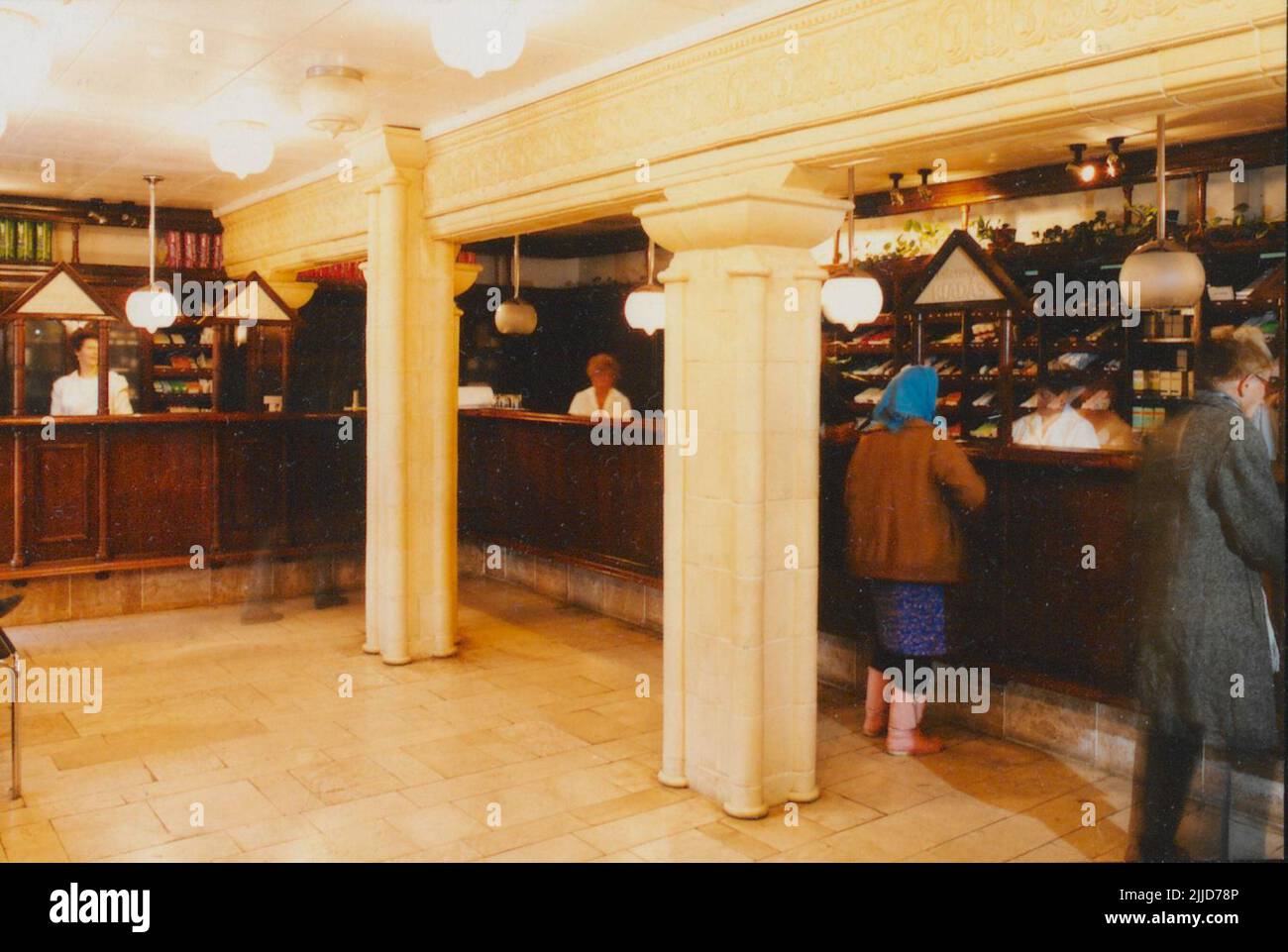 Dombóvár. Foto dell'interno della farmacia a Dombóvár. Collezione Kistelegdi István Kistelegdi, il vincitore del premio Ybl architetto e professore emerito della Facoltà di Ingegneria e tecnologia dell'informazione dell'Università di Pécs, ha donato la sua collezione fotografica, realizzata durante le sue attività accademiche, alla Biblioteca Csorba Gyz Könyvtár la Collezione di Storia locale della Biblioteca Csorba Gyz Könyvtár. Kistelegdi ha preparato le 3037 foto digitalizzate tra il 1972 e il 1988 come progettista architettonico di BARANYATERV e successivamente di PÉCSITERV. La collezione copre in parte le costruzioni di stato implem Foto Stock