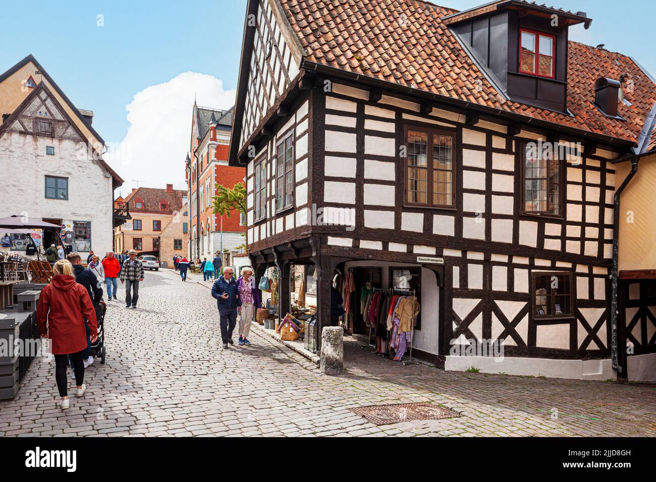 Vecchi edifici nella città medievale di Visby sull'isola di Gotland, nel Mar Baltico al largo della Svezia Foto Stock
