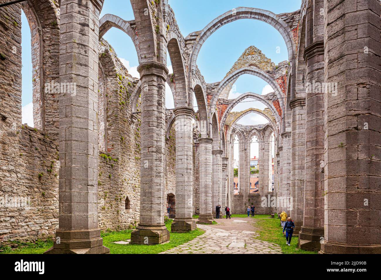 Le rovine della chiesa di San Katarina nella Grande Piazza (Stora Torget) nella città medievale di Visby sull'isola di Gotland nel Mar Baltico al largo della Svezia Foto Stock