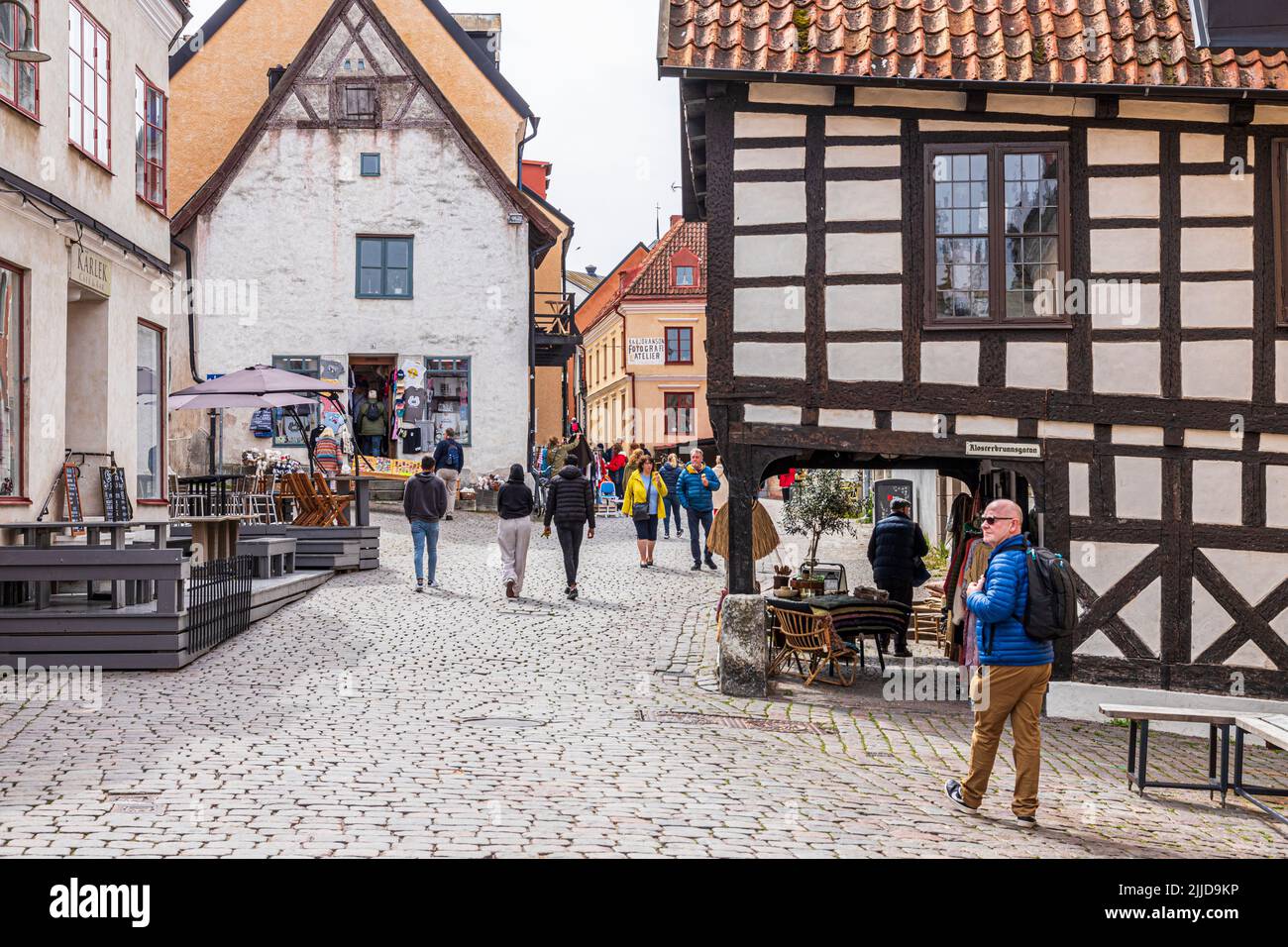 Vecchi edifici nella città medievale di Visby sull'isola di Gotland, nel Mar Baltico al largo della Svezia Foto Stock