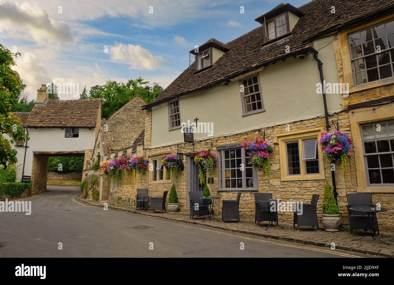 Il Castle Inn è un classico pub di Cotswolds risalente al 12th secolo, situato nel cuore del villaggio di Castle Combe Foto Stock
