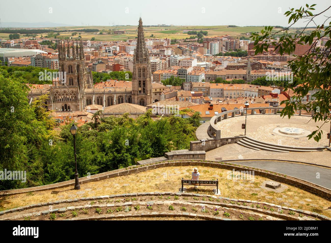 Vista sulla città spagnola di Burgos Spagna dal punto di vista Mirador del Castillo verso la cattedrale Foto Stock