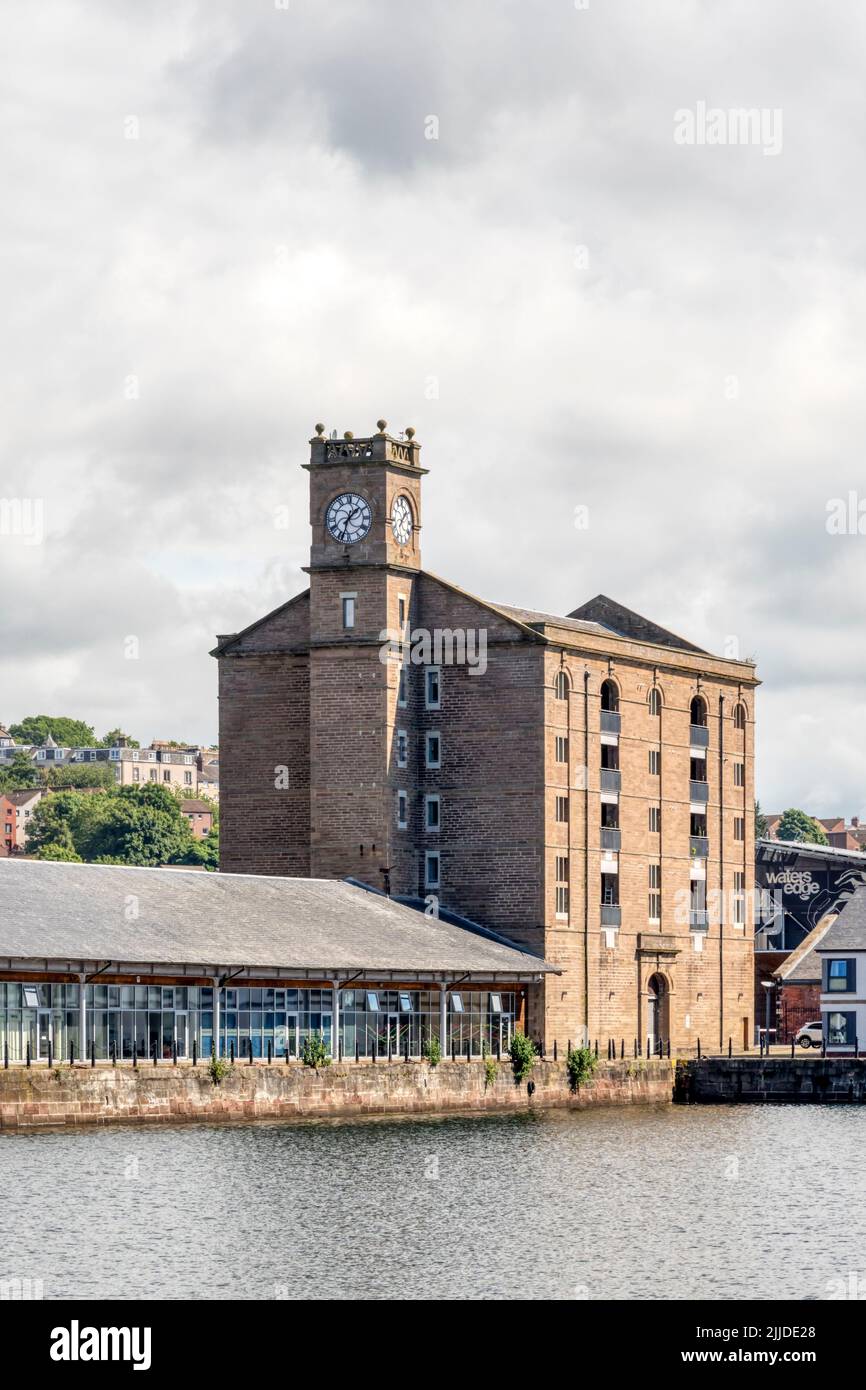 Il magazzino del porto o il magazzino della torre di chiusura a Victoria Dock, Dundee, risale al 1877. Progettato da David Cunningham come un granaio e magazzino legato. Foto Stock