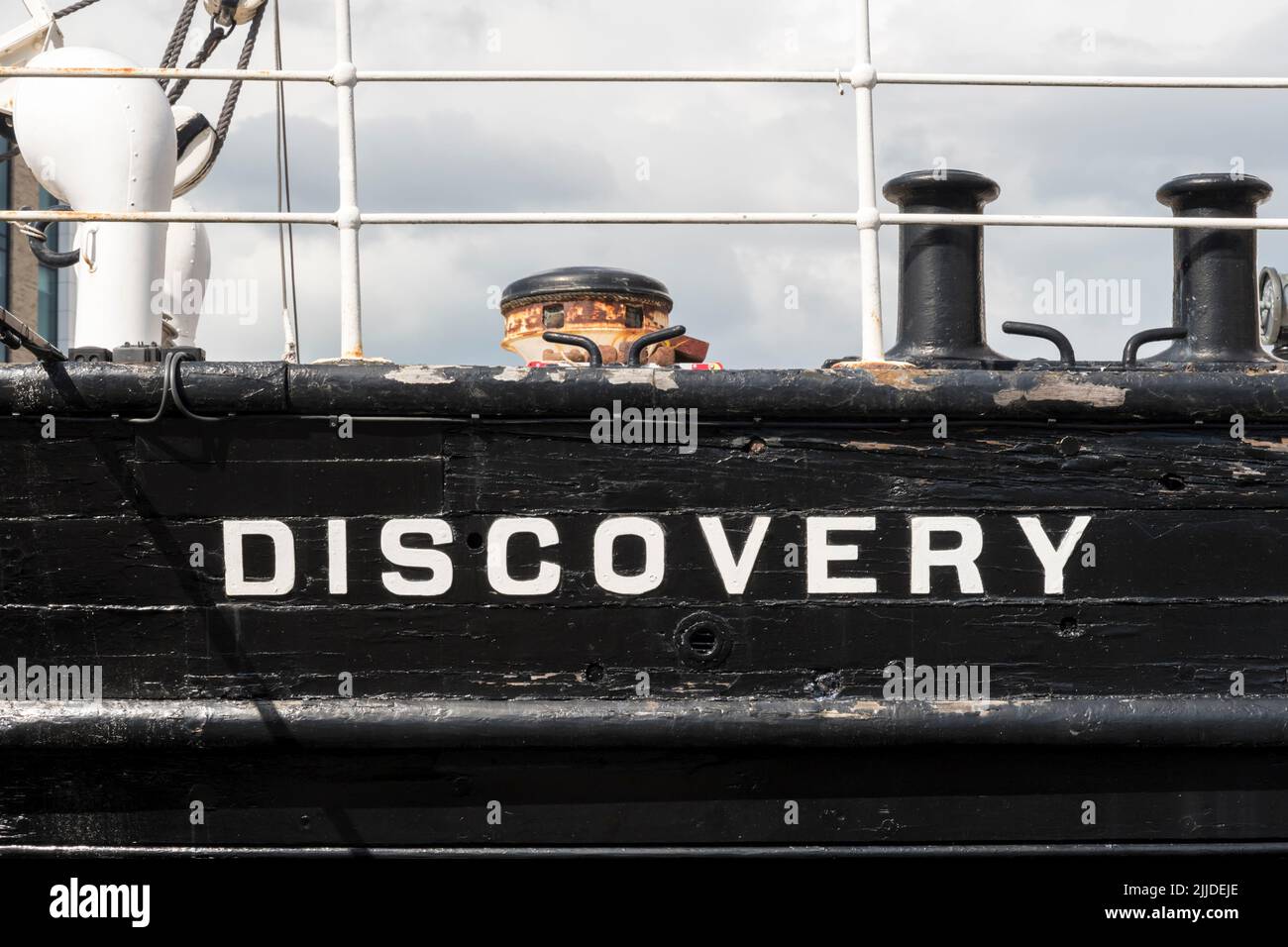 Nome dipinto sul lato di RSS Discovery a Dundee, Scozia. Foto Stock