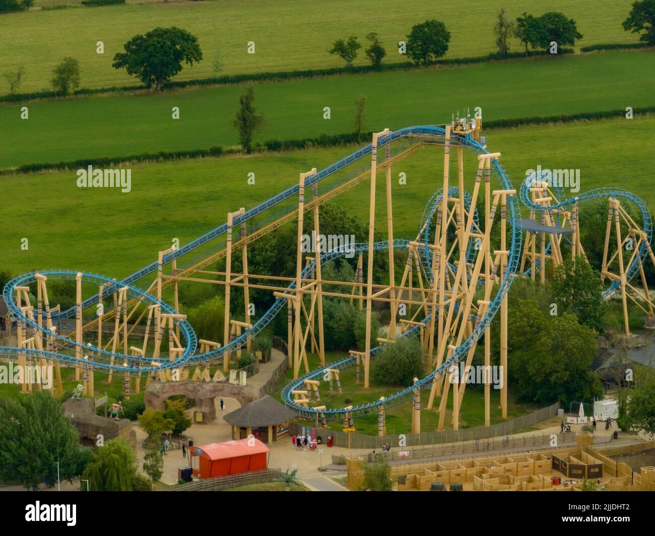 Una vista unica dall'aria di Sik le nuovissime montagne russe Looping del 10 e tutte le altre giostre a Flamingo Land, vista aerea degli uccelli, rollercoast Foto Stock