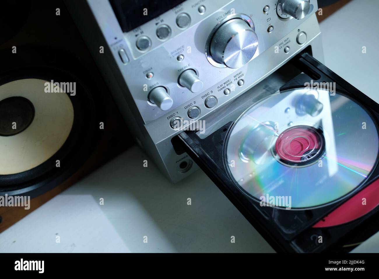 sistema mini stereo del 90s e vecchi cd su scaffale bianco Foto Stock