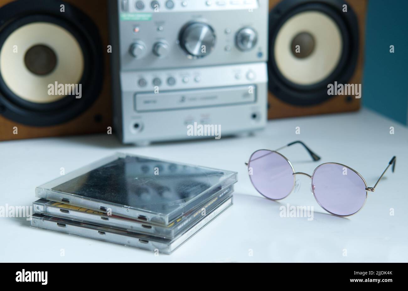 sistema mini stereo del 90s e vecchi cd su scaffale bianco Foto Stock