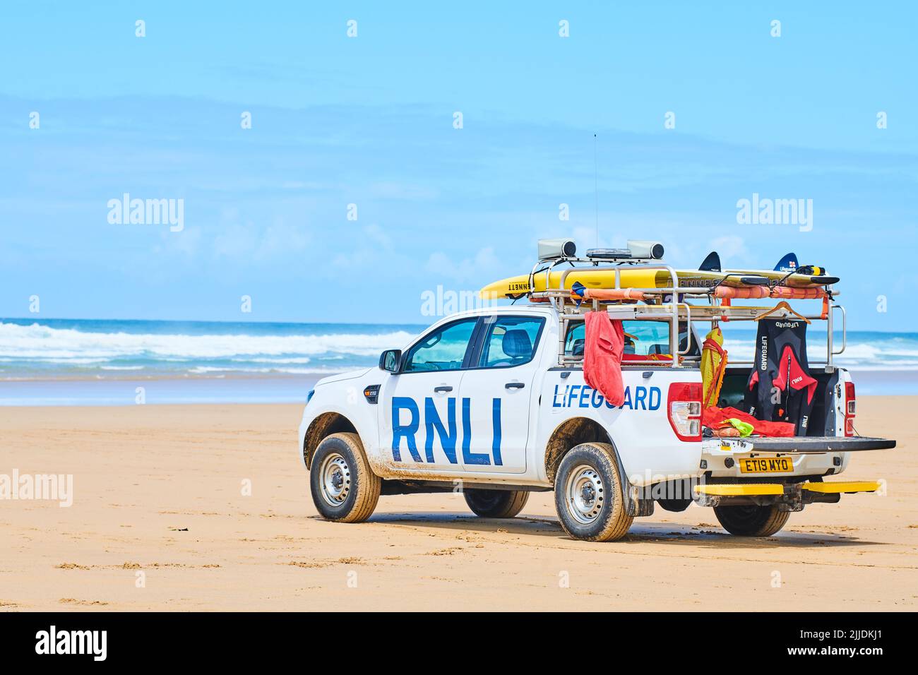 RNLI patrol auto sulla riva come il surf è annullato a causa di condizioni d'onda infido a Mawgan Porth spiaggia, Cornovaglia, Inghilterra. Foto Stock