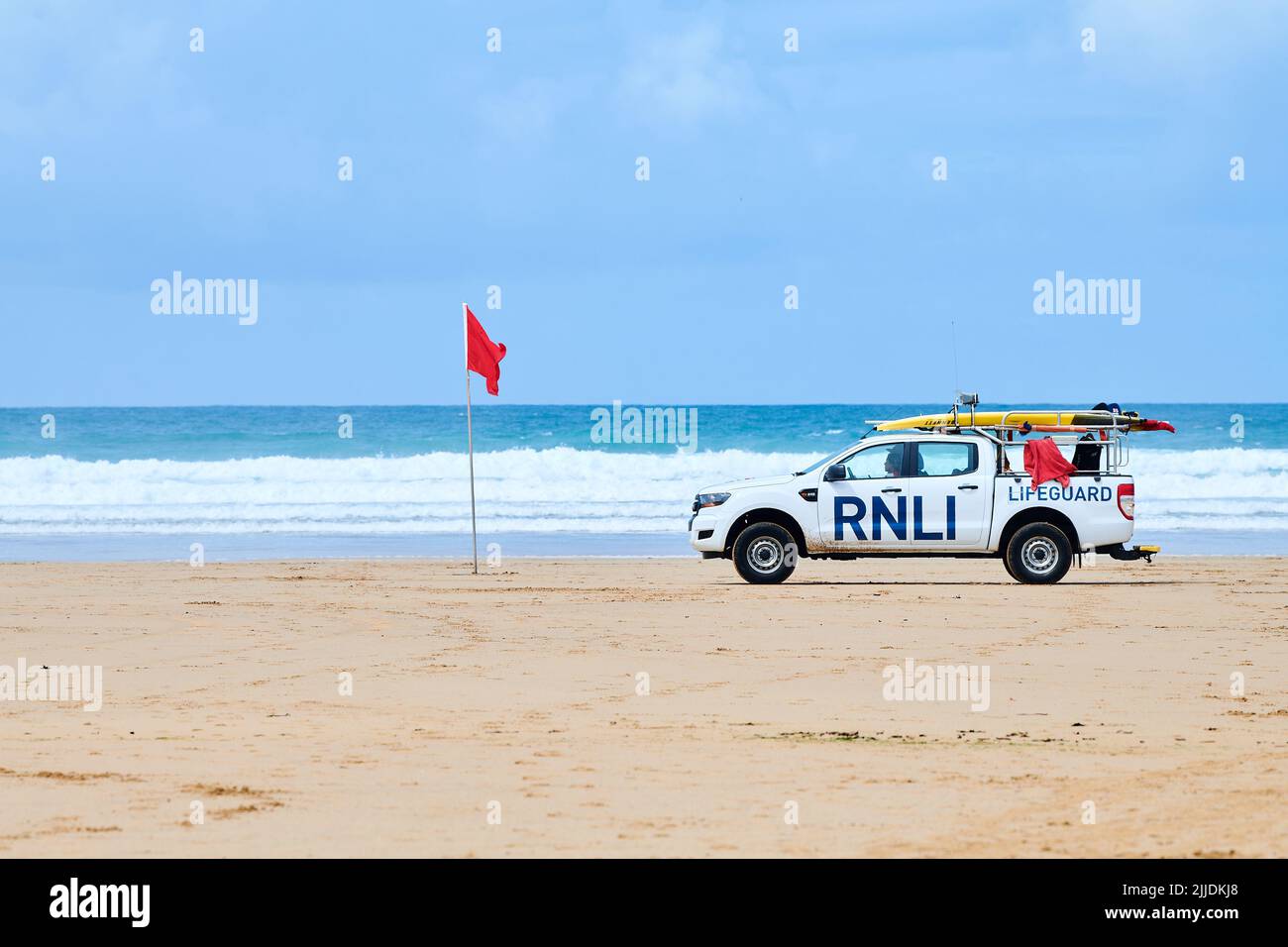 RNLI patrol auto sulla riva come il surf è annullato a causa di condizioni d'onda infido a Mawgan Porth spiaggia, Cornovaglia, Inghilterra. Foto Stock