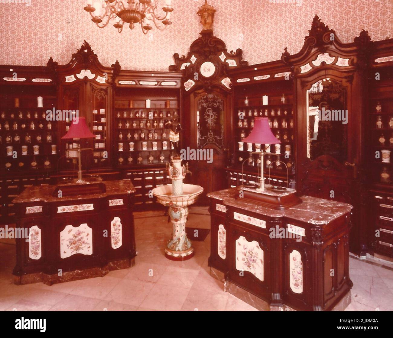 Farmacia. Szerecsen Pharmacy a Pécs. La raccolta di Storia locale della Biblioteca Csorba Gyz Könyvtár raccoglie foto e cartoline relative alla Contea di Baranya dal gennaio 1966. Secondo i dati aggiornati il 1st febbraio 2016, la raccolta è composta da 11.565 copie. Come risultato del progetto di digitalizzazione avviato nel 2012, la Collezione comprende circa 59.000 record in bianco e nero e a colori di diverse dimensioni e tipi, consultabili attraverso il catalogo elettronico. Il famoso collezionista di cartoline Tibor Endre Tóth ha procurato una cartolina-raccolta di 6.000 articoli d Foto Stock