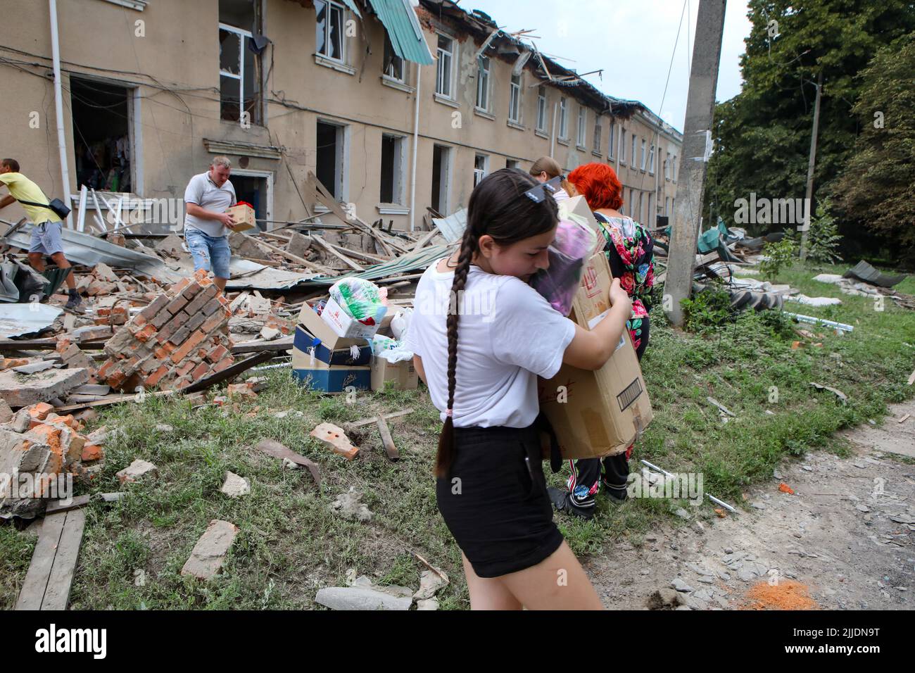 CHUHUIV, UCRAINA - 25 LUGLIO 2022 - i locali salvano pezzi sopravvissuti dalla Casa della Cultura rovinati da un attacco missilistico russo, Chuhuiv, Regione di Kharkiv, Ucraina nord-orientale. Come riportato, i soccorritori hanno salvato tre persone su sette intrappolate sotto le macerie dell'istituzione culturale. Lo sforzo di risposta è in corso. Questa foto non può essere distribuita nella Federazione Russa. Foto Stock