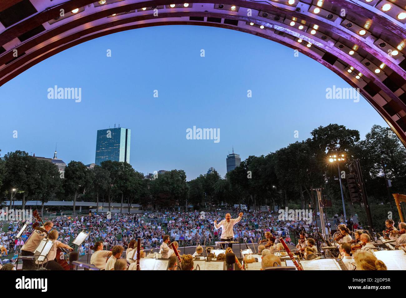 La Boston Landmarks Orchestra si esibisce presso la Hatch Shell sull'Esplande, Boston, Massachusetts Foto Stock