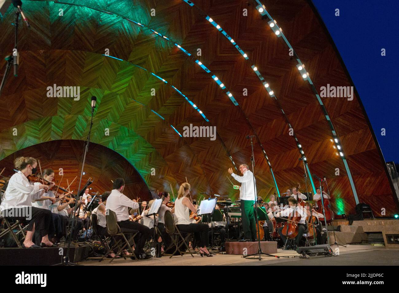 La Boston Landmarks Orchestra si esibisce presso la Hatch Shell sull'Esplande, Boston, Massachusetts Foto Stock