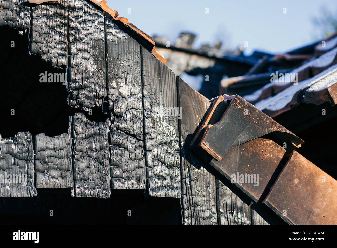 Particolare di struttura in legno bruciato di una casa dopo il fuoco scoppiare, fuoco selettivo Foto Stock