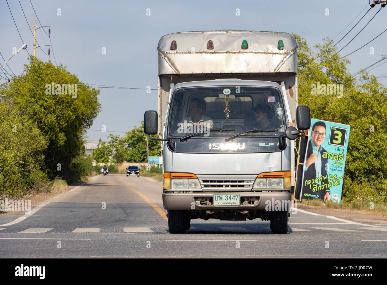 BANGKOK, THAILANDIA, Apr 29 2022, Un camion guida sulla strada Foto Stock