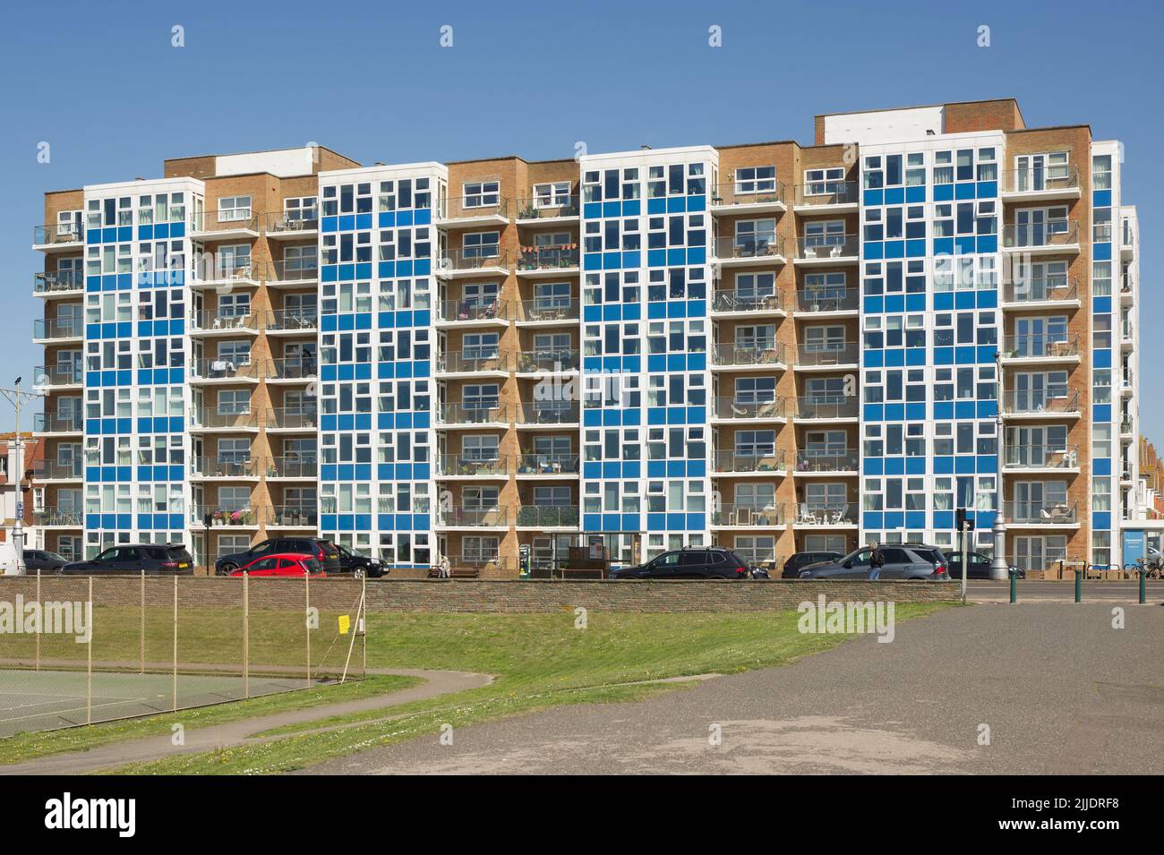 Edificio di appartamenti sul lungomare di Hove, Brighton, East Sussex, Inghilterra. Foto Stock