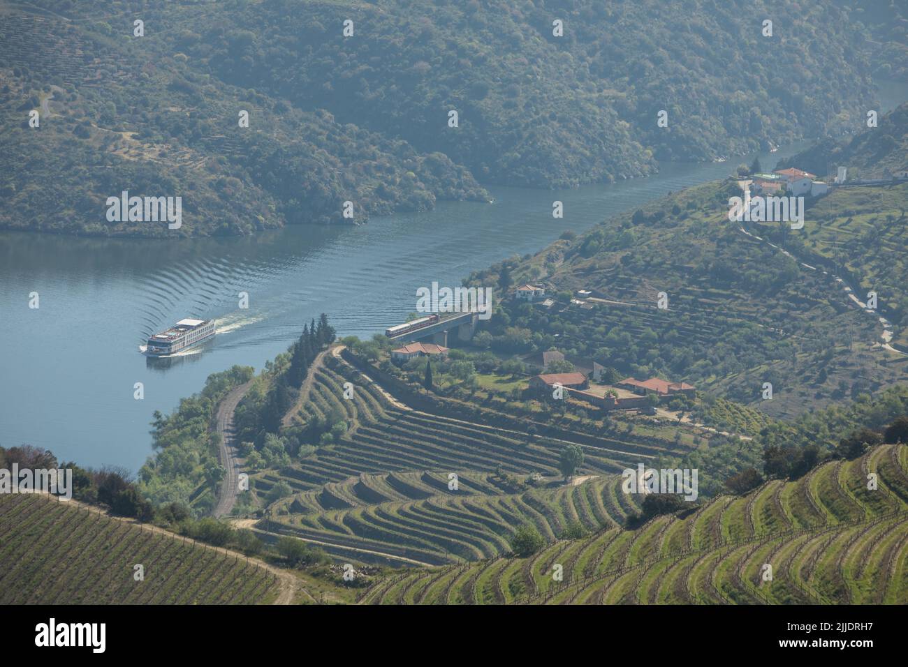 Nave da crociera sul fiume Douro e treno turistico nella regione dell'Alto Douro - Patrimonio dell'Umanità dell'UNESCO Foto Stock