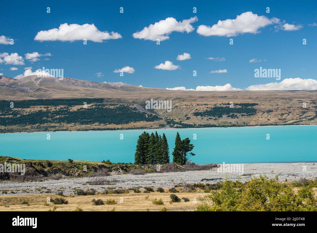 Il blu azzurro del lago Pukaki è causato dai minerali provenienti dalle montagne circostanti della regione di Araoki. South Island, Nuova Zelanda Foto Stock