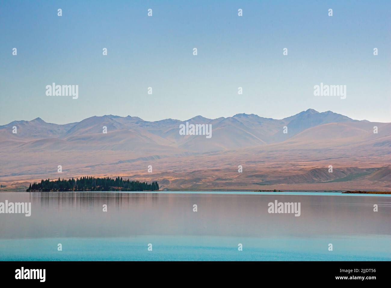 Un lago molto tranquillo e tranquillo Takapo nel distretto dei laghi dell'isola meridionale della Nuova Zelanda Foto Stock