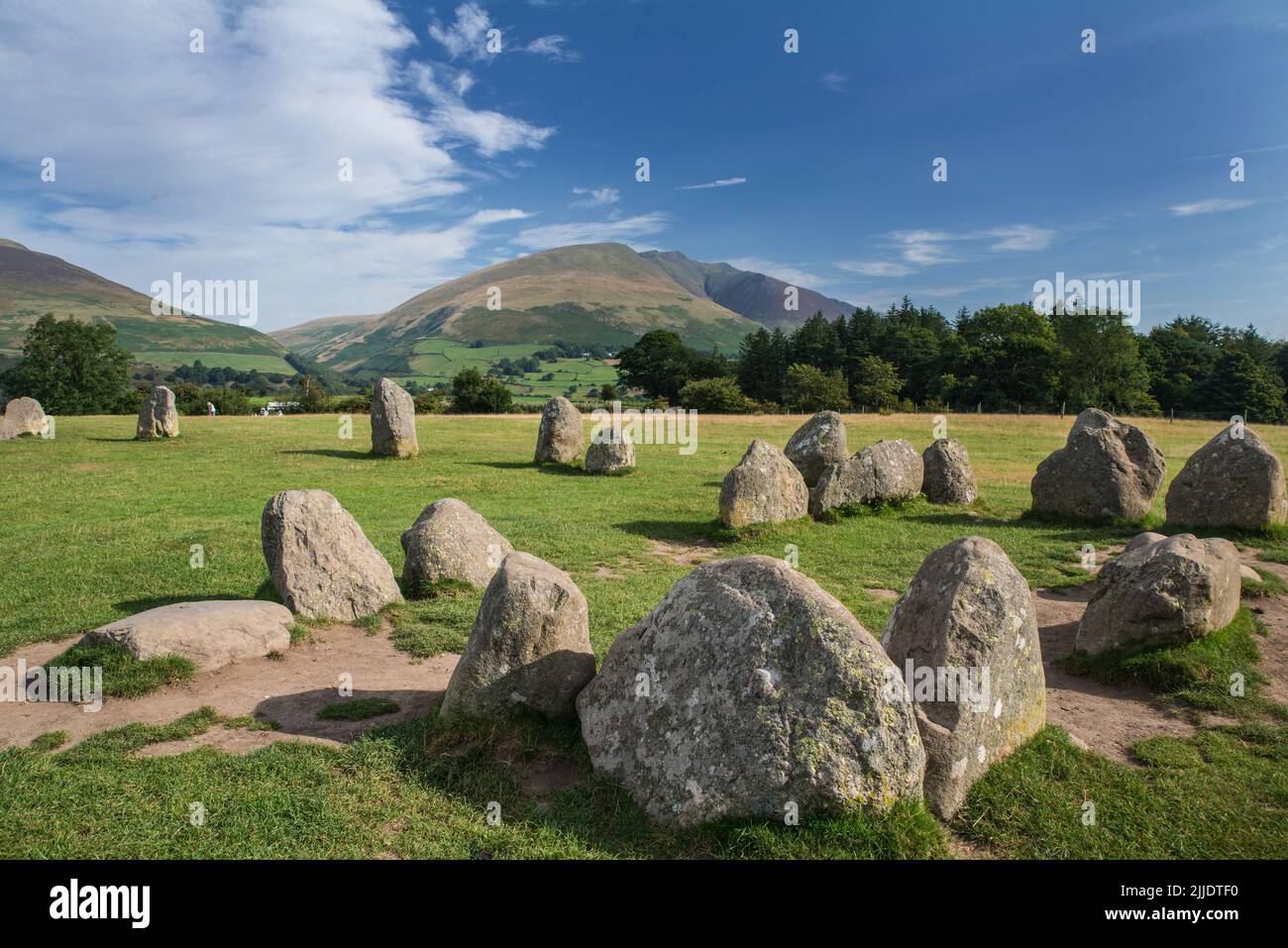 Il Neolitico Castlerigg Stone Circle vicino a Keswick nel Lake District National Park, Cumbria, Regno Unito con Helvellyn in lontananza Foto Stock