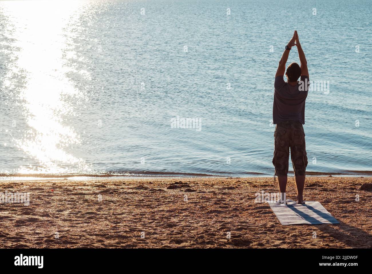 yoga meditazione tranquilla destinazione estiva del mare Foto Stock