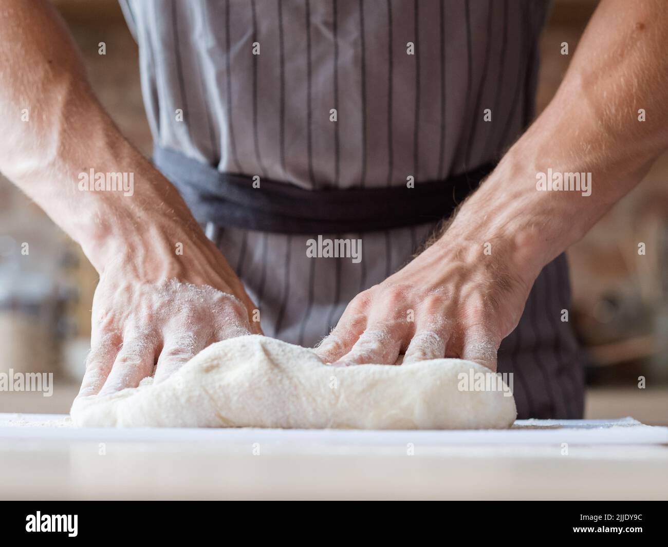 pane cottura cibo cottura uomo mani impastare impasto Foto Stock