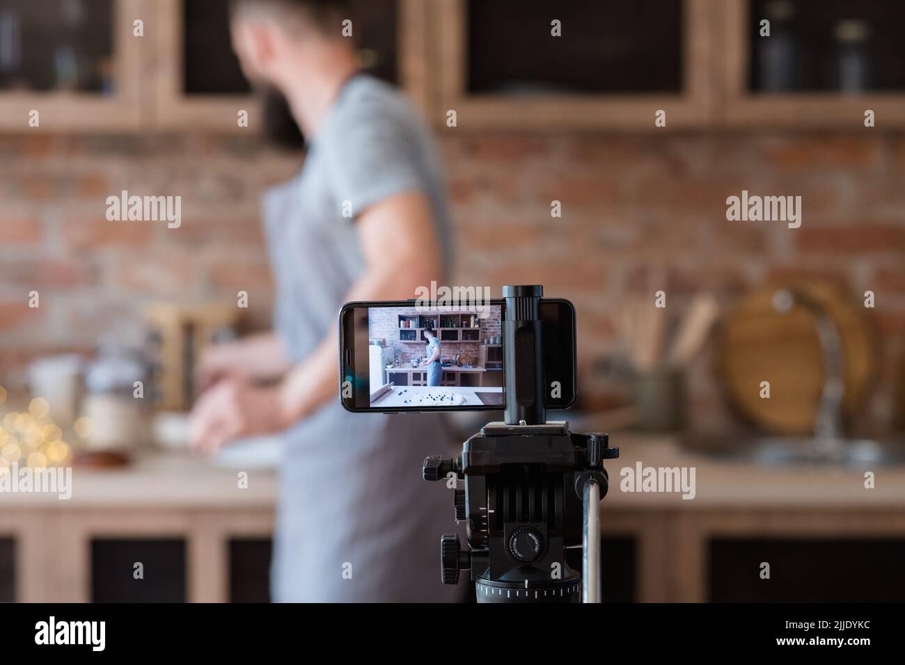 tecnologia video streaming telefono fotocamera uomo cucina Foto Stock