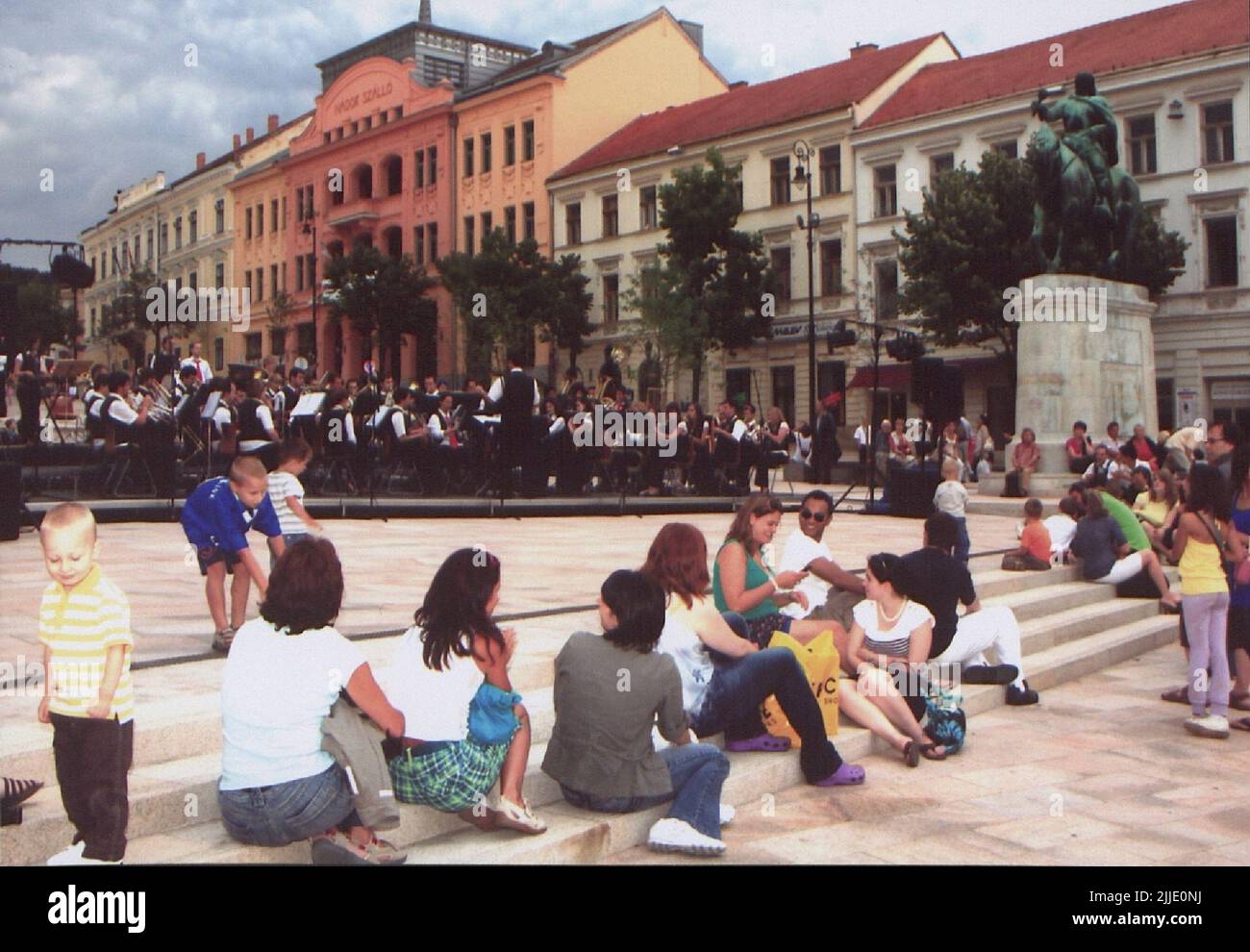 Piazza Széchenyi nel 2010s. Piazza Széchenyi di Pécs nel 2010s. La raccolta di Storia locale della Biblioteca Csorba Gyz Könyvtár raccoglie foto e cartoline relative alla Contea di Baranya dal gennaio 1966. Secondo i dati aggiornati il 1st febbraio 2016, la raccolta è composta da 11.565 copie. Come risultato del progetto di digitalizzazione avviato nel 2012, la Collezione comprende circa 59.000 record in bianco e nero e a colori di diverse dimensioni e tipi, consultabili attraverso il catalogo elettronico. Il famoso collezionista di cartoline Tibor Endre Tóth ha procurato un Foto Stock