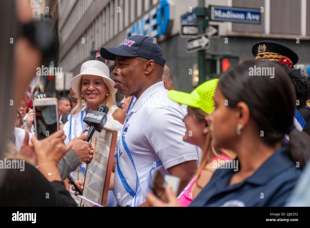 Il sindaco di New York Eric Adams arriva e parla prima di marciare nella sfilata cubana ispanica americana del giorno su Madison Avenue a New York domenica 17 luglio 2022. (© Richard B. Levine) Foto Stock