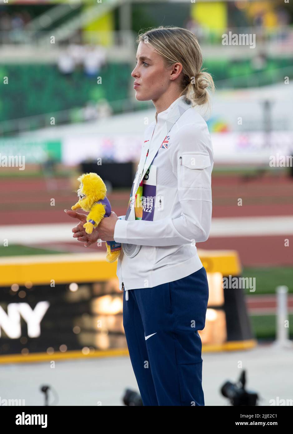 Eugene, Oregon USA, 23rd luglio 2022. Keely Hodgkinson (GB&NI) ha ricevuto la medaglia d'argento nella gara femminile del 800m il giorno dieci al World Athletics Championships di Hayward Field, Eugene, Oregon USA il 23rd luglio 2022. Foto di Gary Mitchell Foto Stock