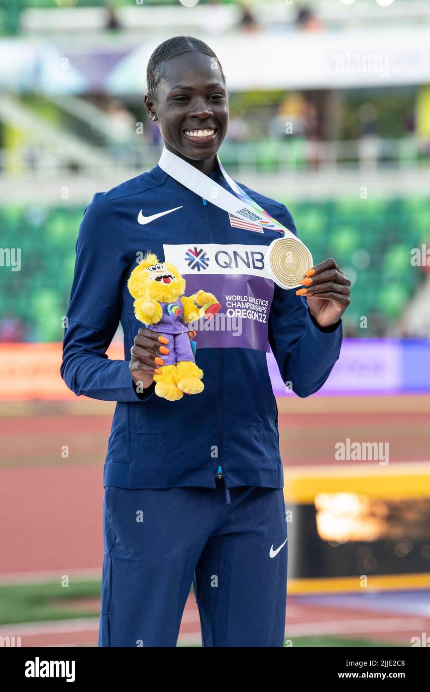 Athing Mu (USA) ha ricevuto la medaglia d’oro nella gara femminile del 800m il giorno dieci al World Athletics Championships di Hayward Field, Eugene, Oregon USA il 23rd luglio 2022. Foto di Gary Mitchell/Alamy Live News Foto Stock