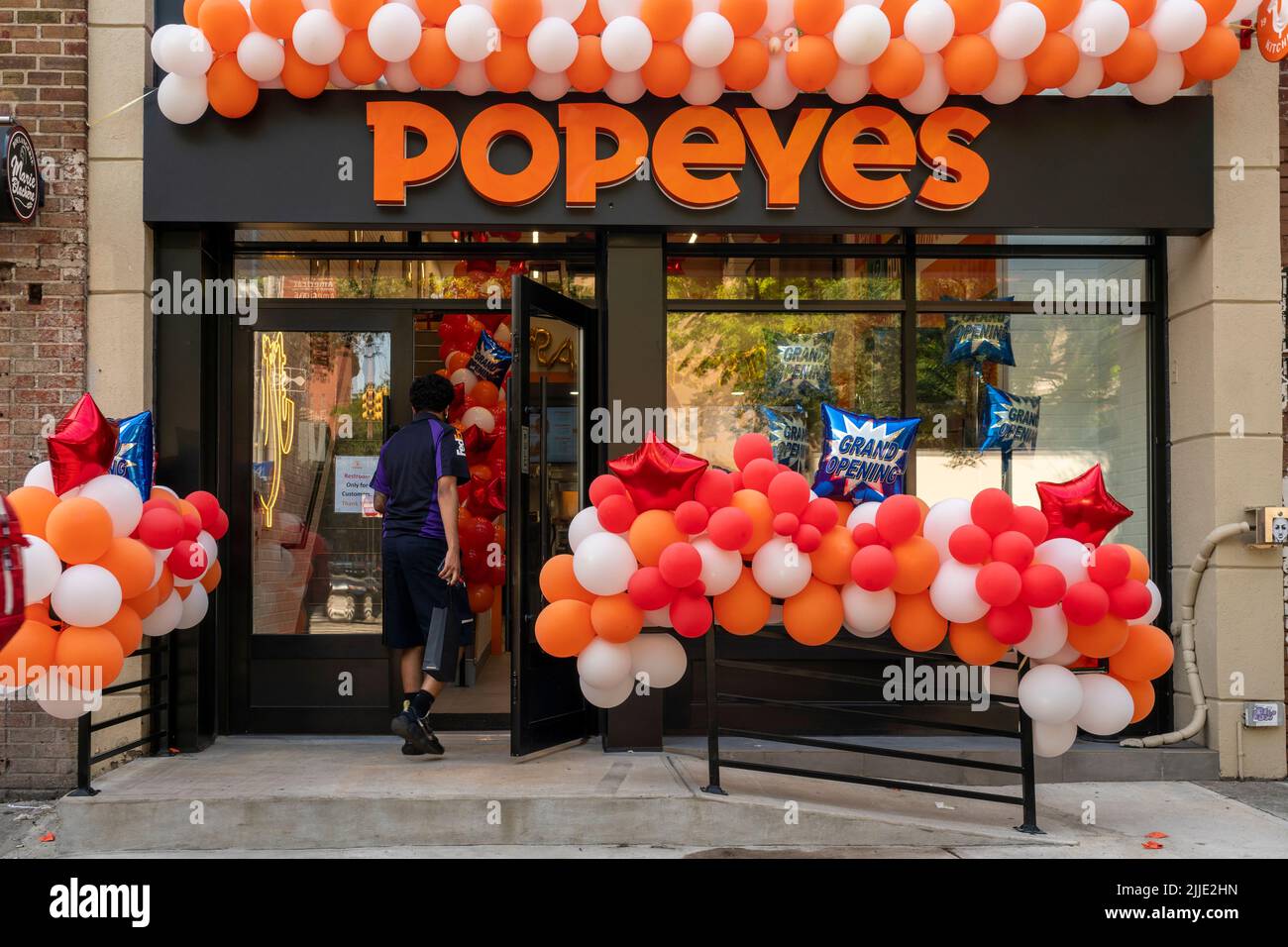 Inaugurazione di una serie di Popeye Louisiana Kitchen a Greenwich Village a New York venerdì 15 luglio 2022. (© Richard B. Levine) Foto Stock