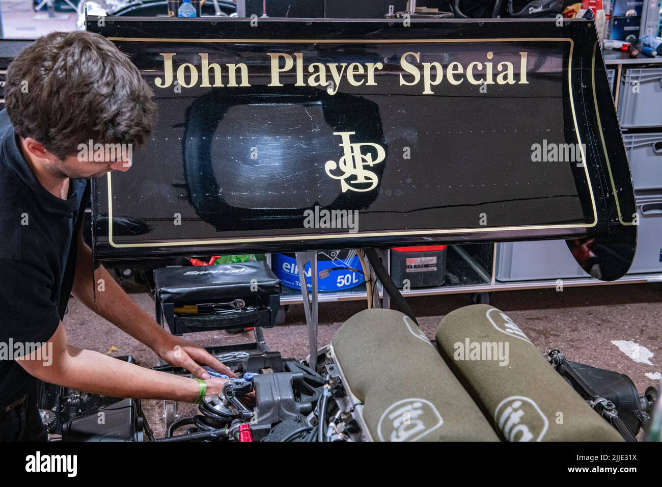 Le famose auto in nero e oro della Formula 1 della JPS Lotus ai box dello storico Gran Premio di Monaco Foto Stock